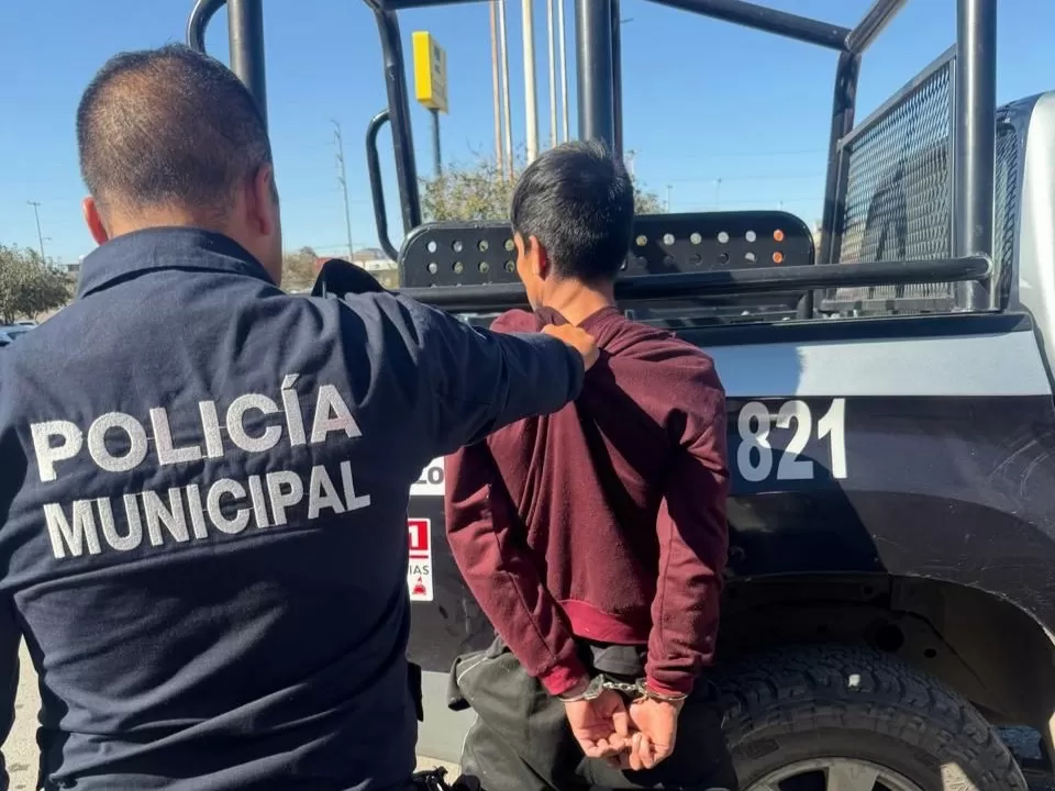 Detienen a hombre que intentó asaltar tienda departamental con arma de postas