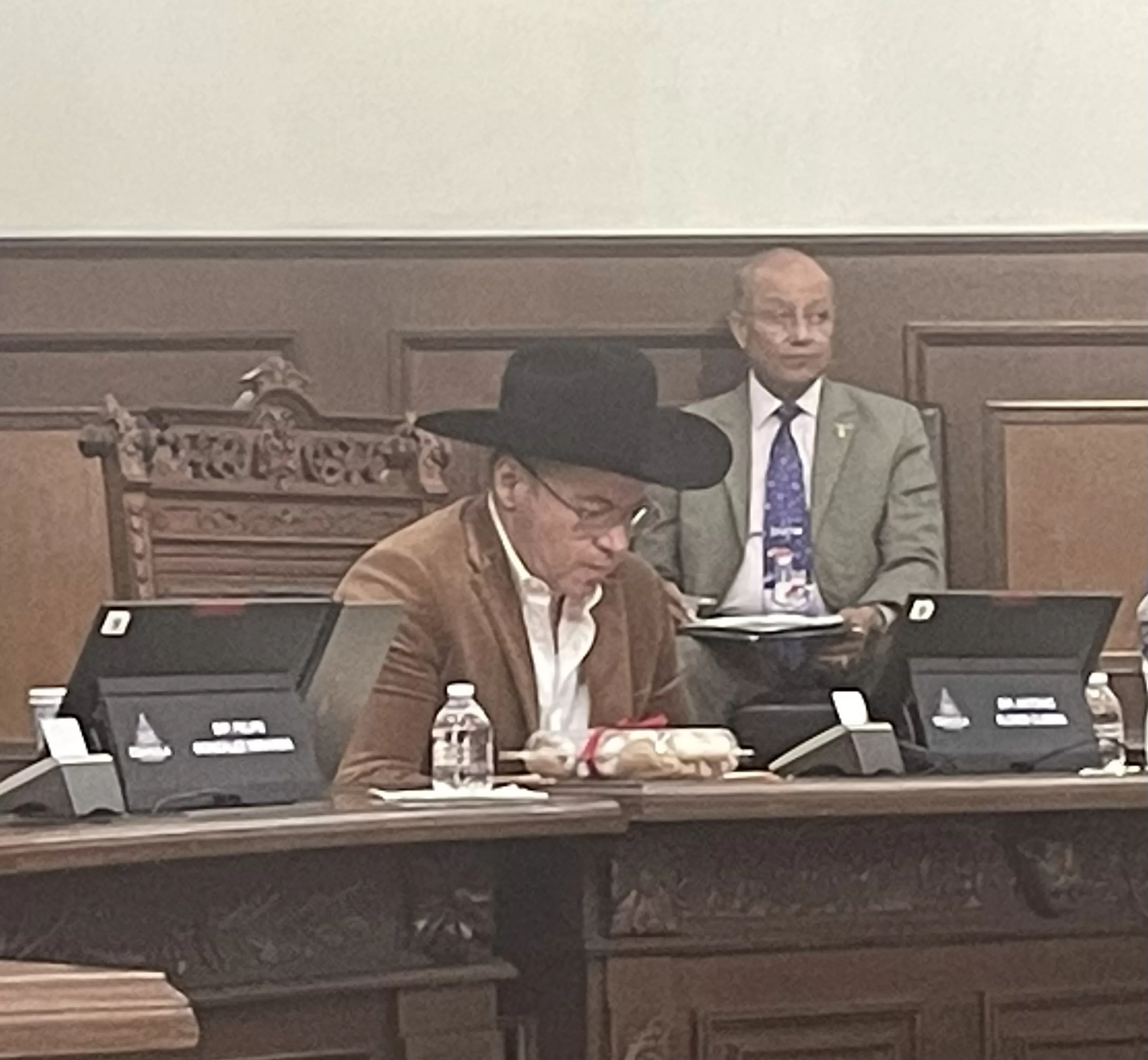 Hay persecución política en frente a de mi hermana: diputado Antonio Flores