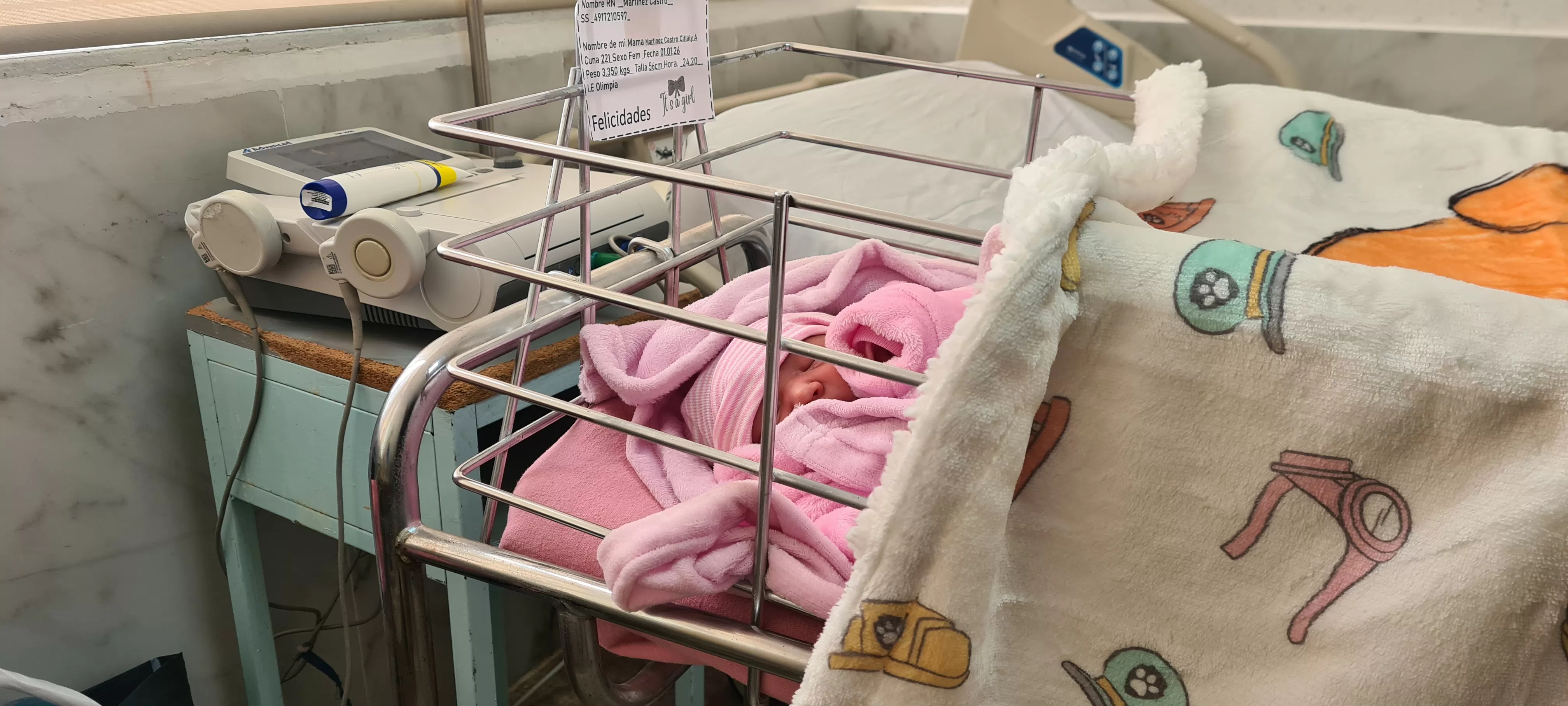Buen brazo de salud de primera bebé nacida en el IMMS en Coahuila