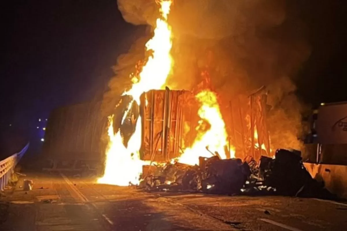 Dos tráileres se incendian tras acometida en la carretera La Carbonera-Puerto México