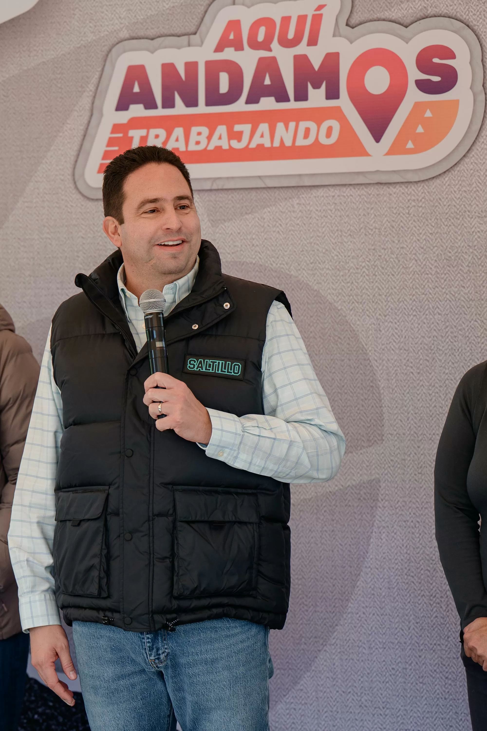 Reconoce Javier Díaz a bomberos que rescataron a dos mujeres de un fuego