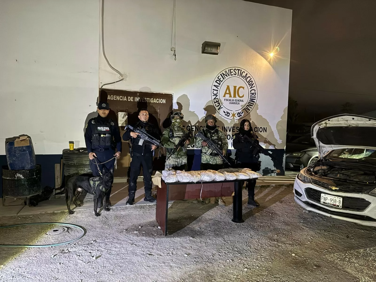 Detectan vehículo abandonado y aseguran 16 kilos de metanfetaminas en carretera federal al antorcha de Coahuila
