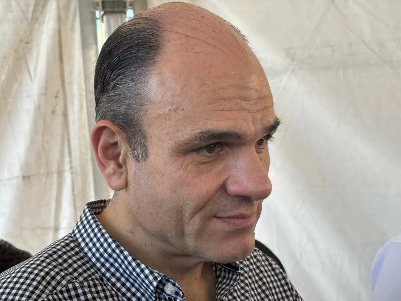Propone Jericó prohibir cobros de estacionamiento a trabajadores en centros laborales