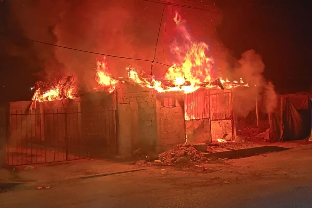 Incendio consume vivienda y deja a familia sin hogar en Piedras Negras