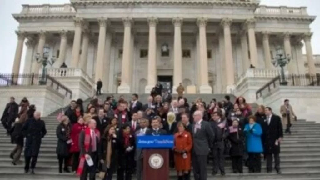 Frenan Demócratas amago militar de Trump: Envían misiva al administrador norteamericano