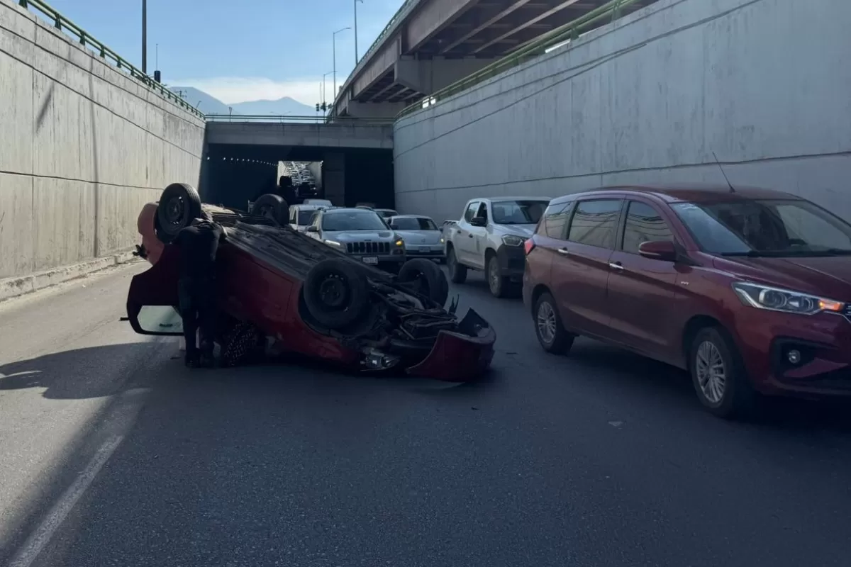coche vuelca en el periférico de Saltillo tras ir a exceso de velocidad
