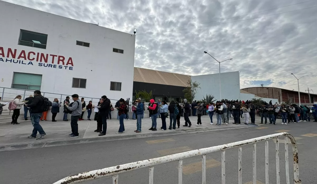 Llegan cientos de personas a primera Feria del Empleo en la Sureste