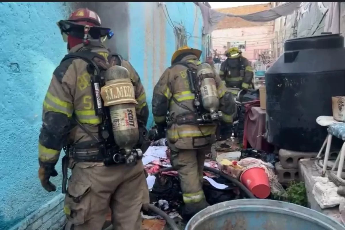 Policía Municipal rescata a dos personas tras incendio en pincho casa, en Saltillo