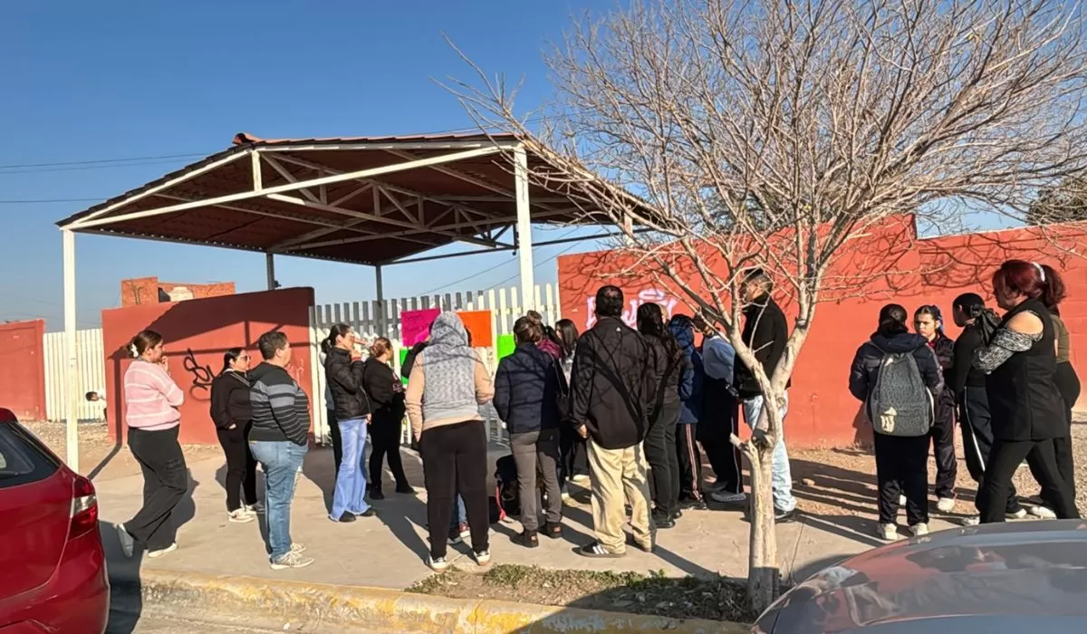Denuncian padres de familia a madre agresiva con alumnos; cierran escuela en juramento