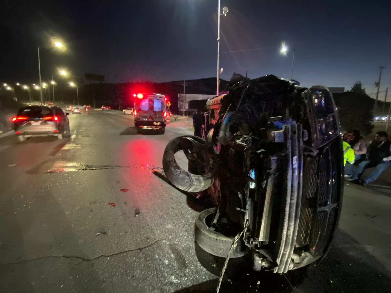 Vuelca camioneta en Ramos Arizpe tras conductor quedarse dormido