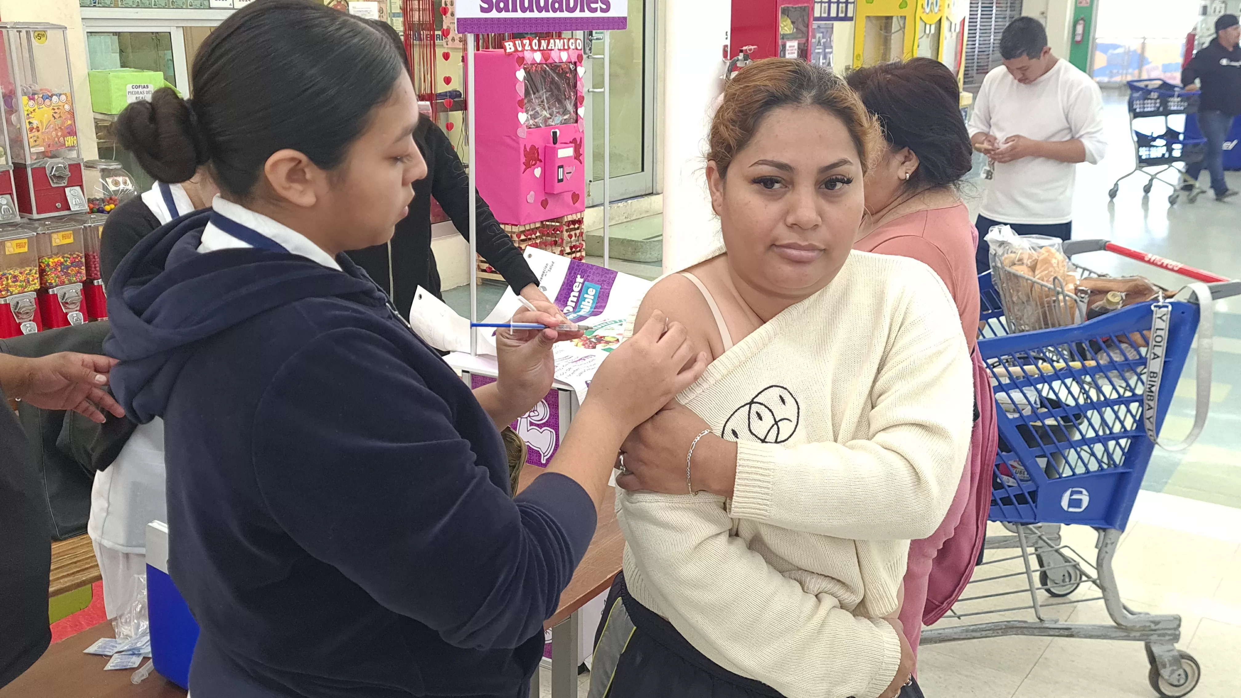 Aprovechan módulos en centros comerciales para vacunarse en Piedras Negras