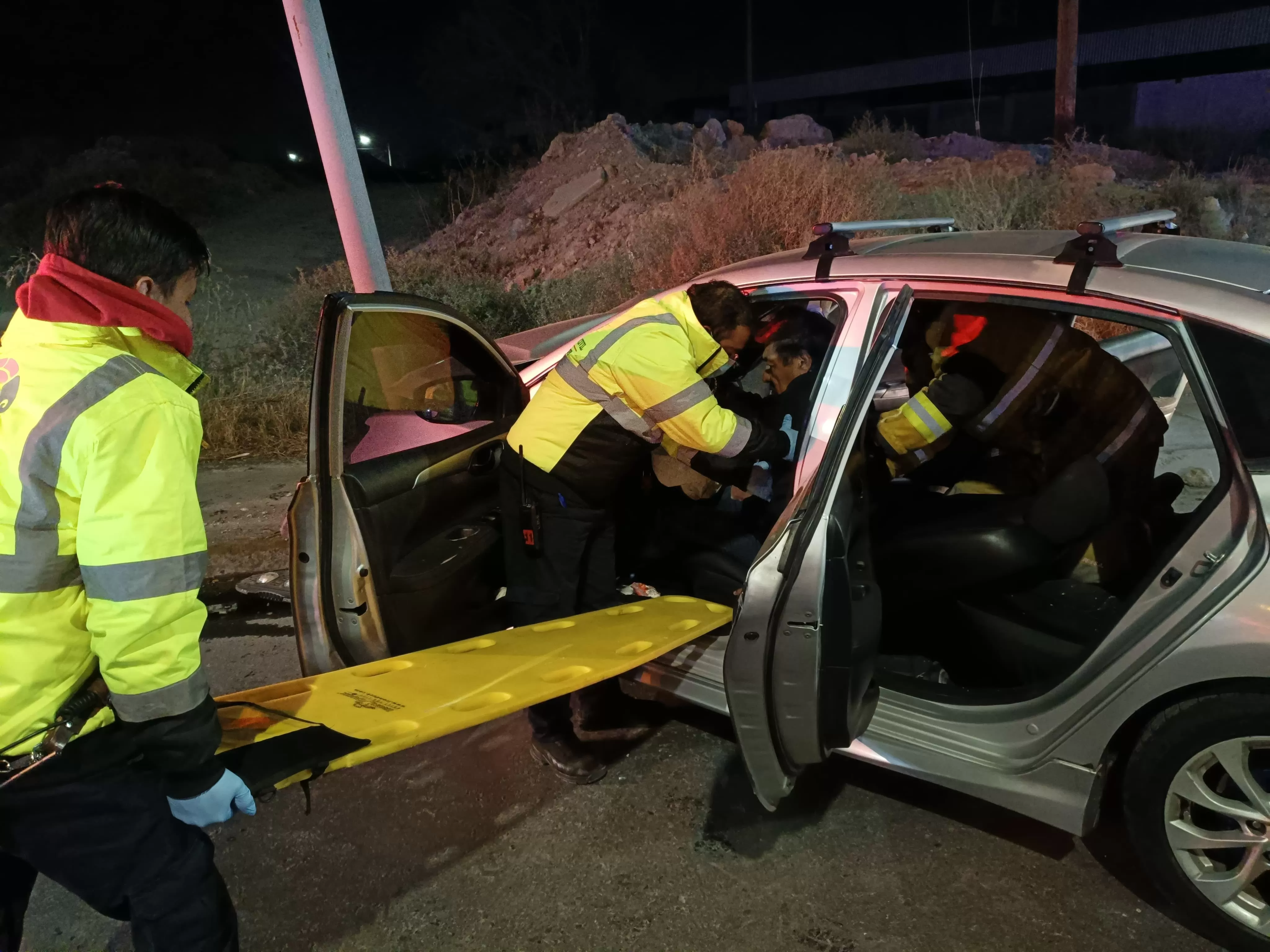 Choca ebrio conductor y termina prensado en el auto