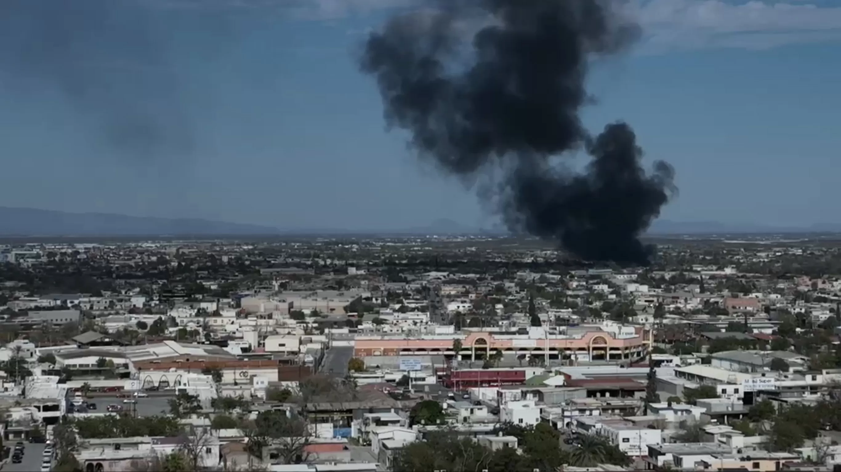 Incendio en yonke en Monclova moviliza a bomberos de varios municipios