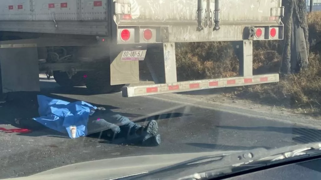 Pierde la vida biker por tráiler averiado en carretera Toluca-Palmillas