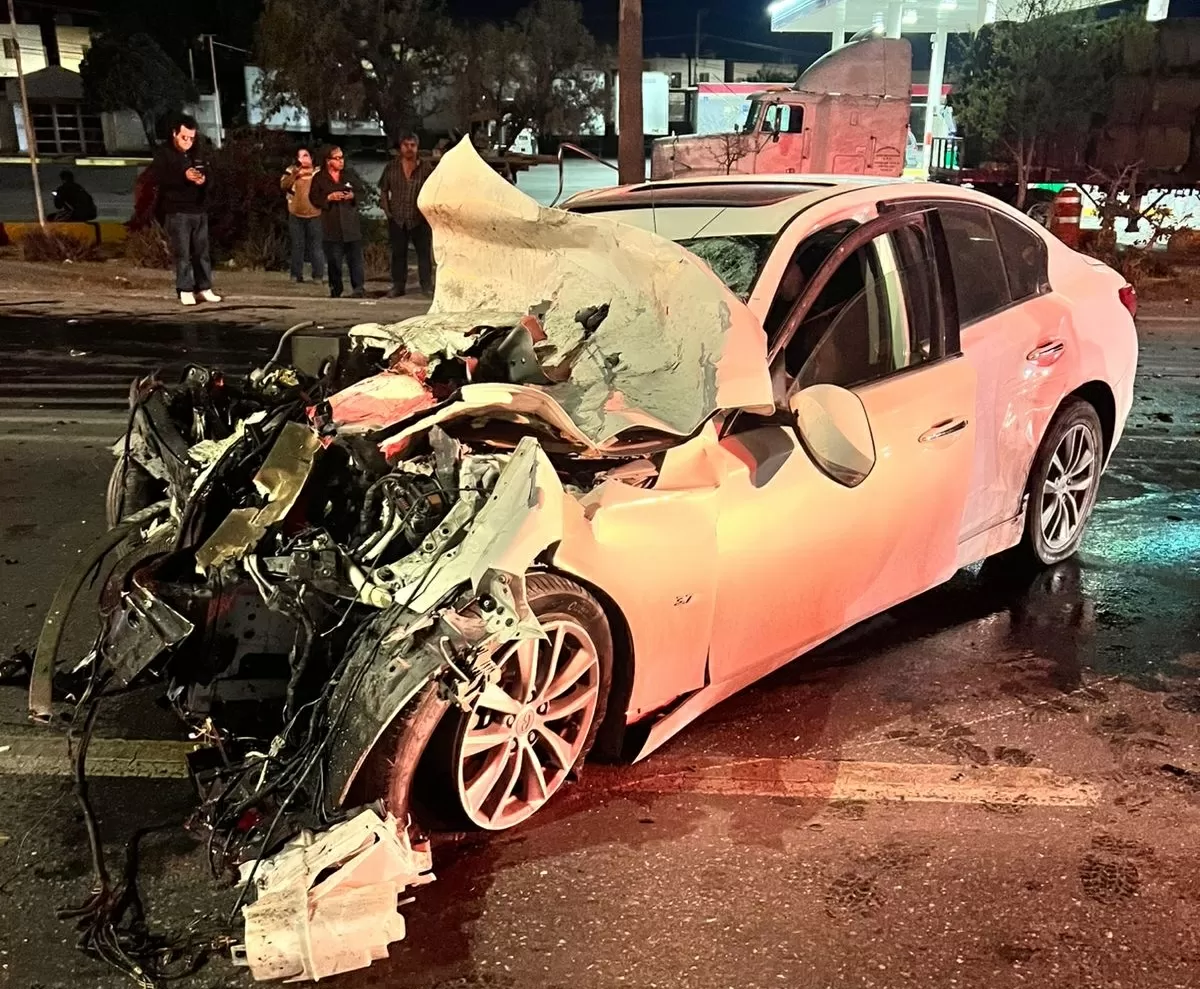 Muere conductor de auto tras impactarse contra un camión de personal