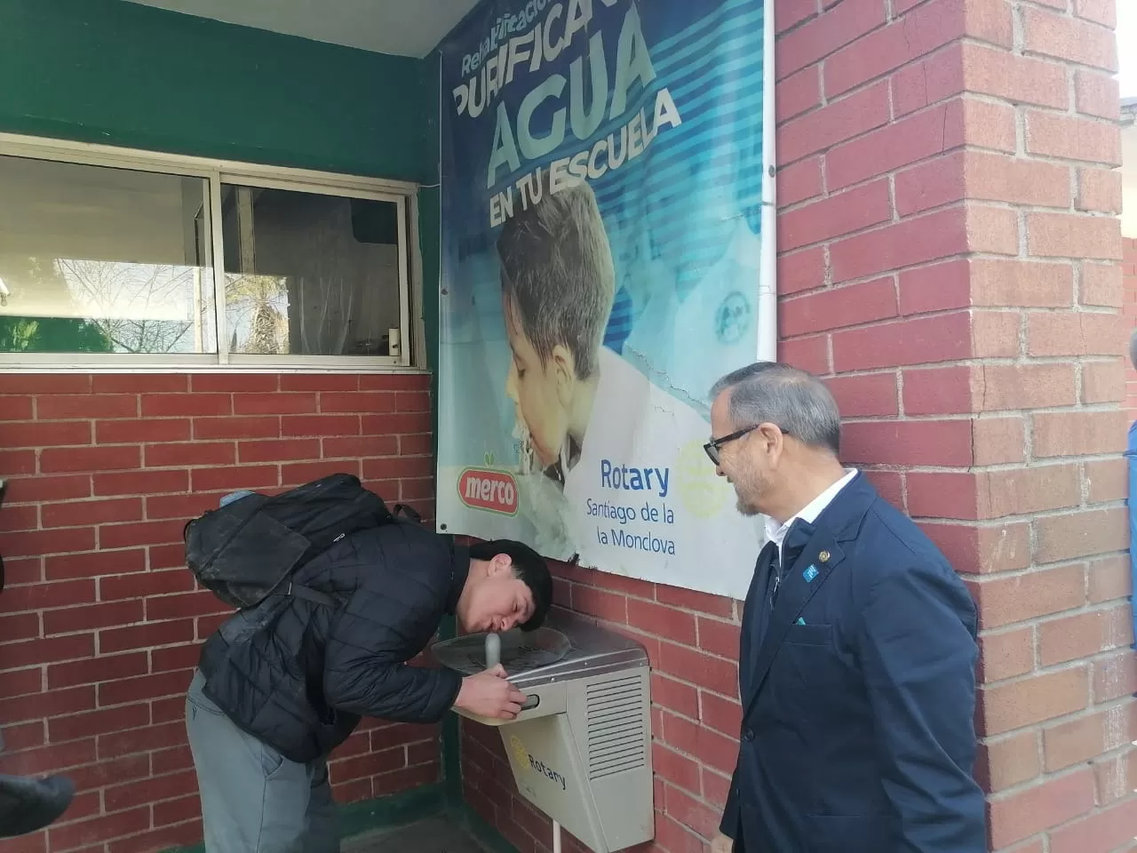 Rotarios llevan purificadoras de agua y mobiliario escolar en Monclova