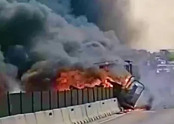 Choque e incendio de tractocamiones deja dos lesionados