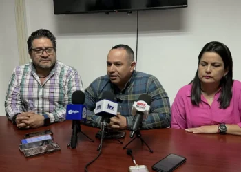 Suspenden a 3 policías por robo, hay 4 más por extorsión