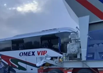 Camión de pasajeros se impacta contra tráiler en la Carretera 57