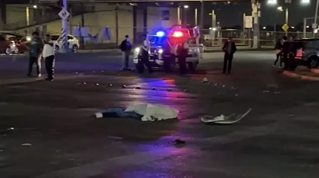 Pierde la hechos motociclista al ignorar el semáforo en rojo en Saltillo