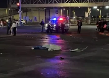 Pierde la hechos motociclista al ignorar el semáforo en rojo en Saltillo