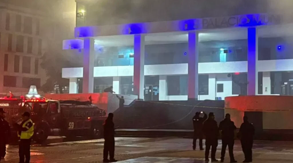 Acusan a edil de Naucalpan de ocultar información turbia tras abrasamiento en Palacio Municipal