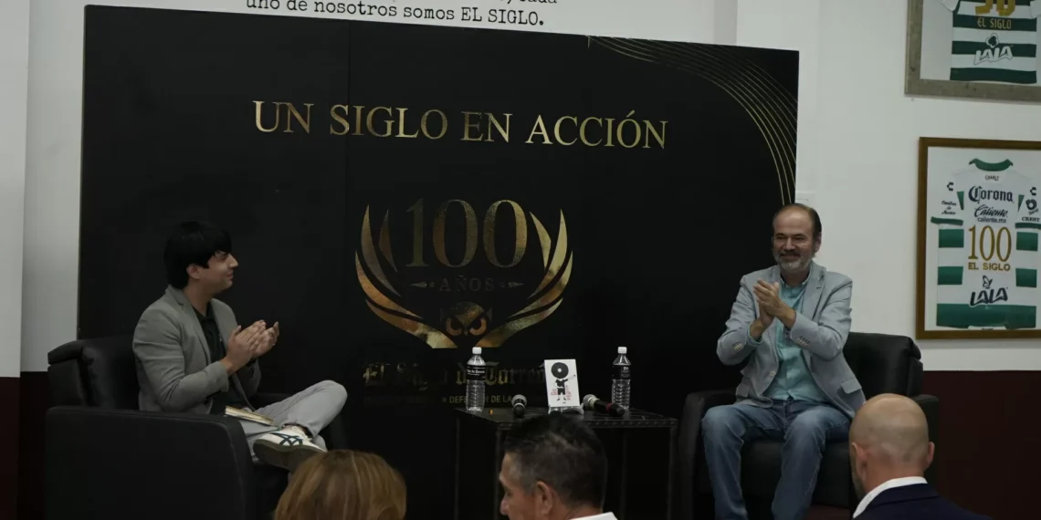 El escritor Juan Villoro abordó el futbol en El Siglo