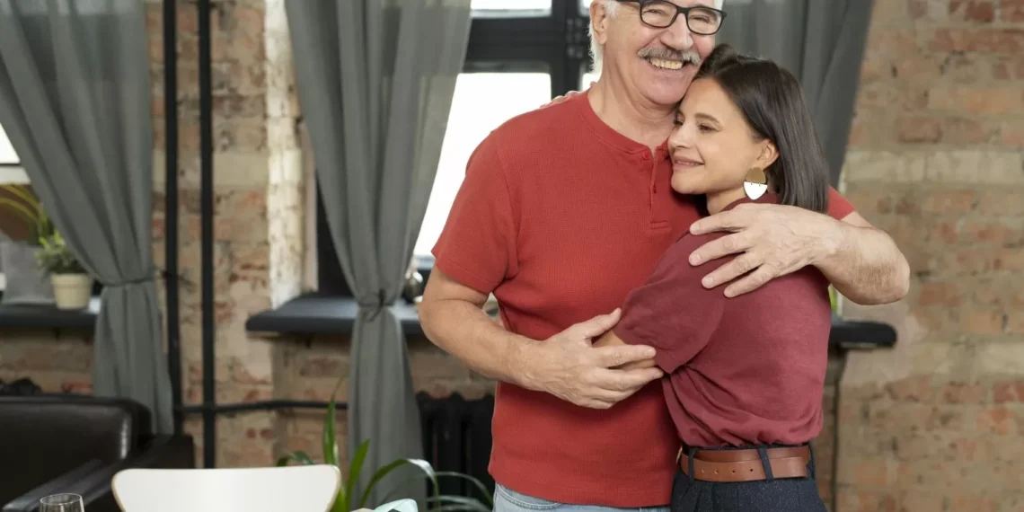 Lo que deberías retener antes de salir con un hombre mayor que tú