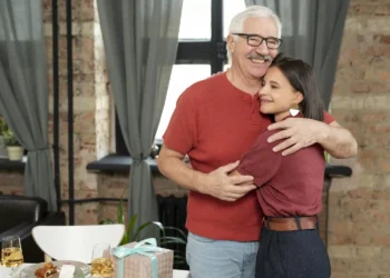 Lo que deberías retener antes de salir con un hombre mayor que tú