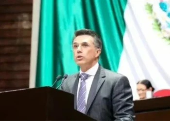 Mayer sube al Congreso sin logros en Morena