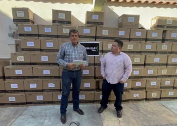 GARO pilón entrega libros en donación a la subsecretaría de educación