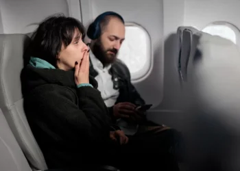 Flatulencias en el aire: Cómo volar puede desencadenar gases incómodos