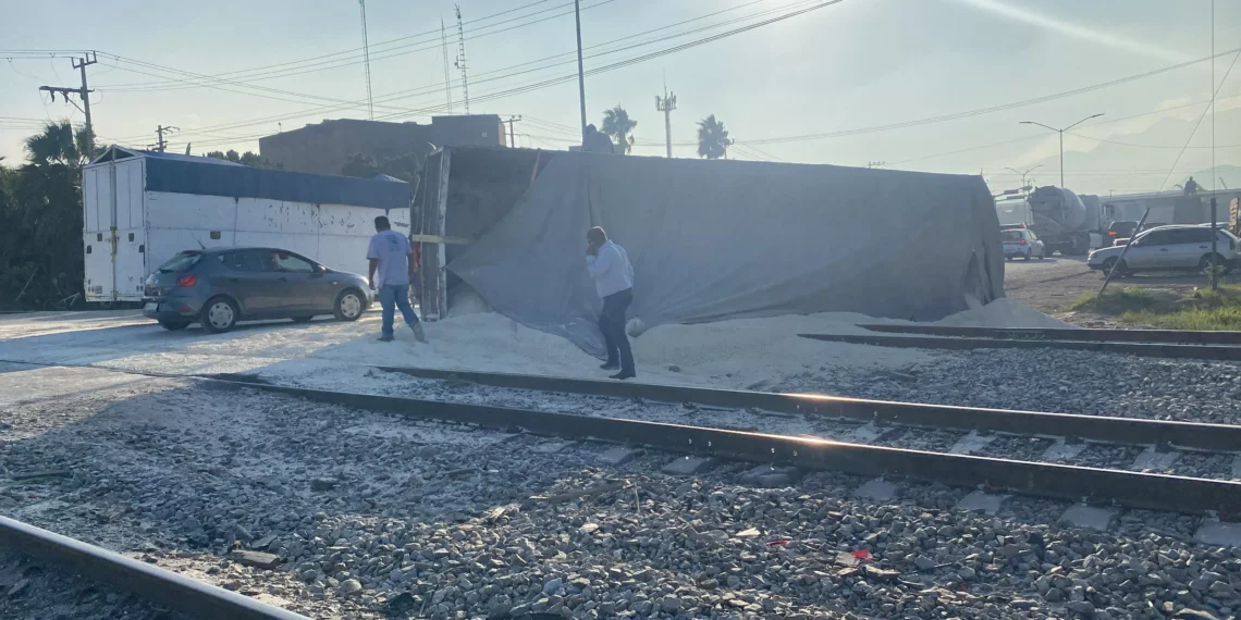 Tren embiste a tráiler en Saltillo