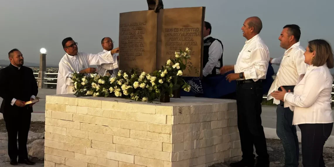 Develan hermosura de Biblia en bronce en Monclova junto al Cristo de la Bartola