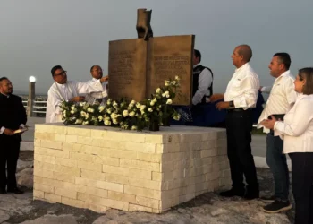 Develan hermosura de Biblia en bronce en Monclova junto al Cristo de la Bartola