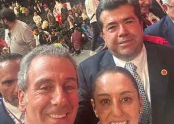 En el Congreso CATEM, Pepe Chedraui acompaña a Claudia Sheinbaum.