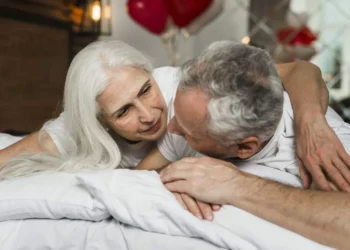 El sexo a los mayores de 60 años podría prevenirles bajo enfermedad, según un estudio 