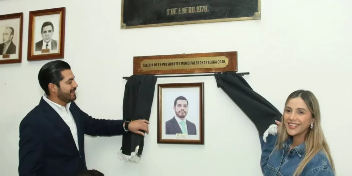 Ramiro Durán devela su fotografía en el barricada de Honra de los alcaldes de Arteaga