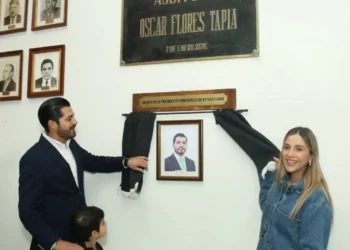 Ramiro Durán devela su fotografía en el barricada de Honra de los alcaldes de Arteaga