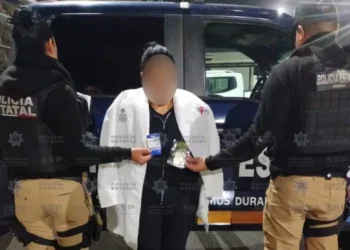 Detienen a falsa doctora en IMSS Durango; medicaba a familiares de pacientes para robarlos