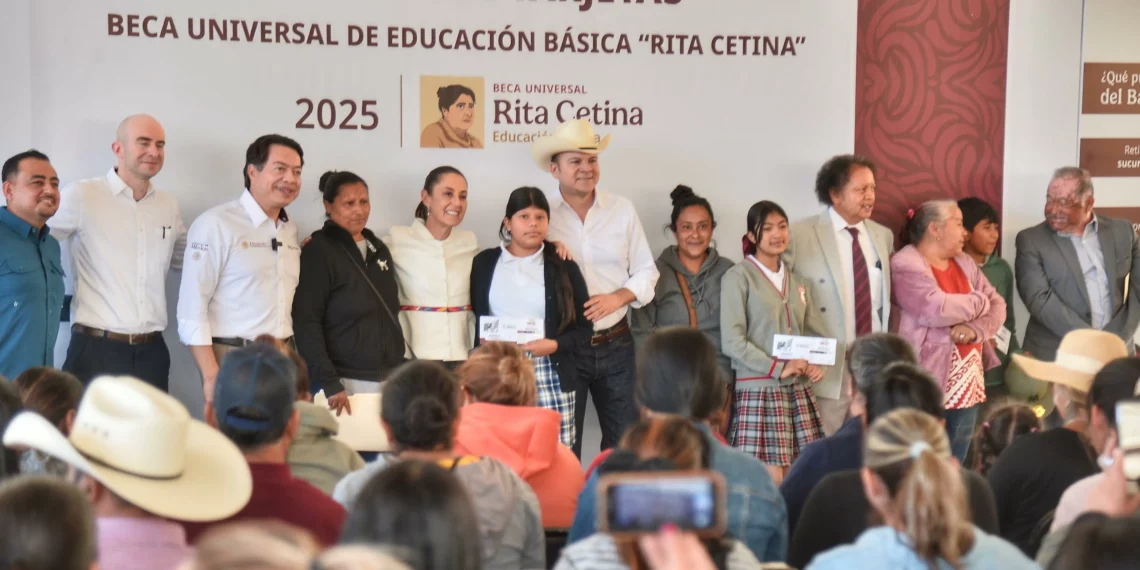 Entregan primeras tarjetas de la Beca ‘Rita Cetina’ a duranguenses