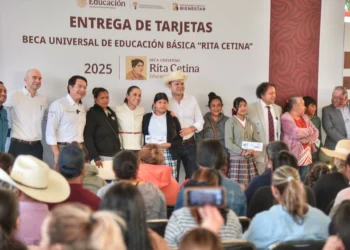 Entregan primeras tarjetas de la Beca ‘Rita Cetina’ a duranguenses