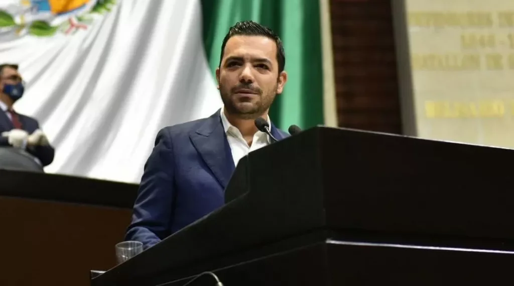 Exhiben contrato de “abogados criminales”