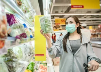 5 cosas que nunca debes hacer por seguridad alimentaria en el supermercado