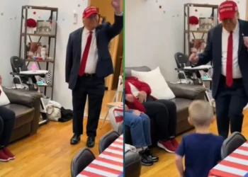 Paternidad ejemplar: Niño recibe al doble de Trump en su esparcimiento temática