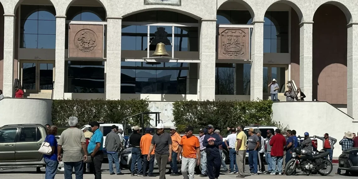 Obreros de AHMSA protestan en el Palacio Municipal de Monclova