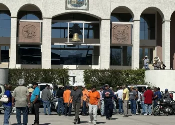 Obreros de AHMSA protestan en el Palacio Municipal de Monclova