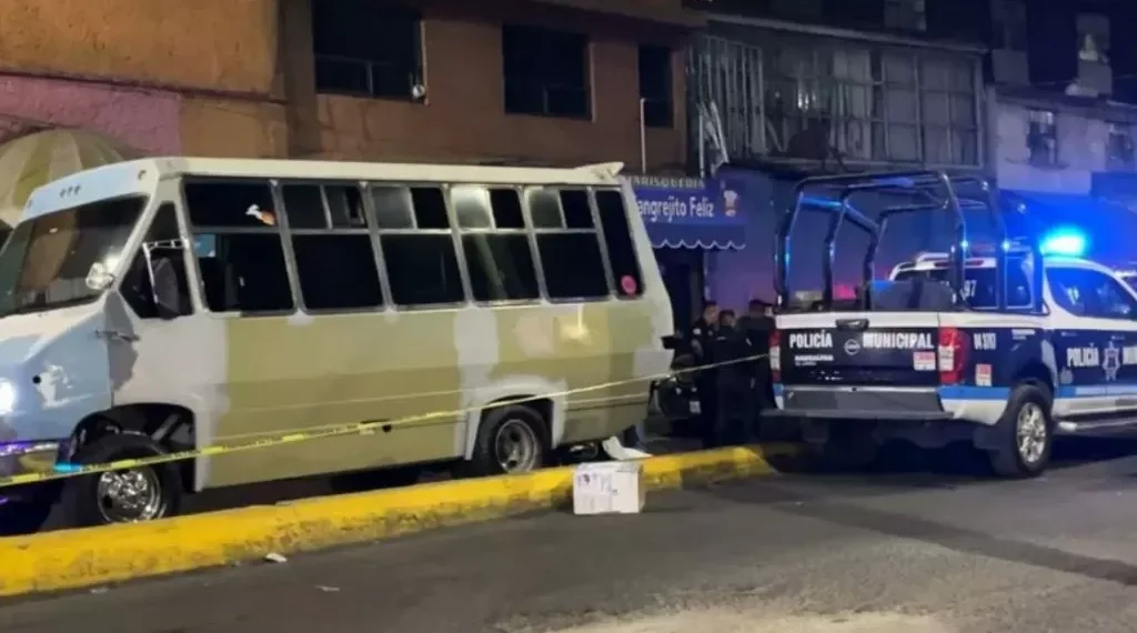 Dos jóvenes menores mueren en accidente con Microbús