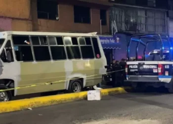 Dos jóvenes menores mueren en accidente con Microbús