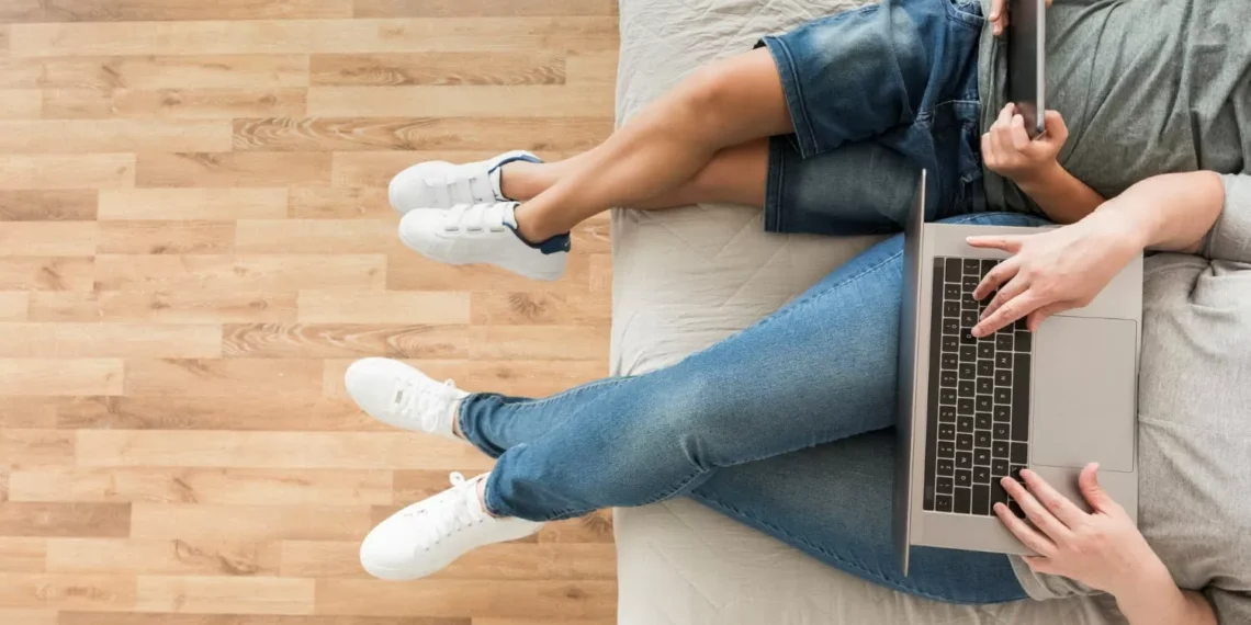 ¿Es perjudicial colocar el portátil sobre las piernas?